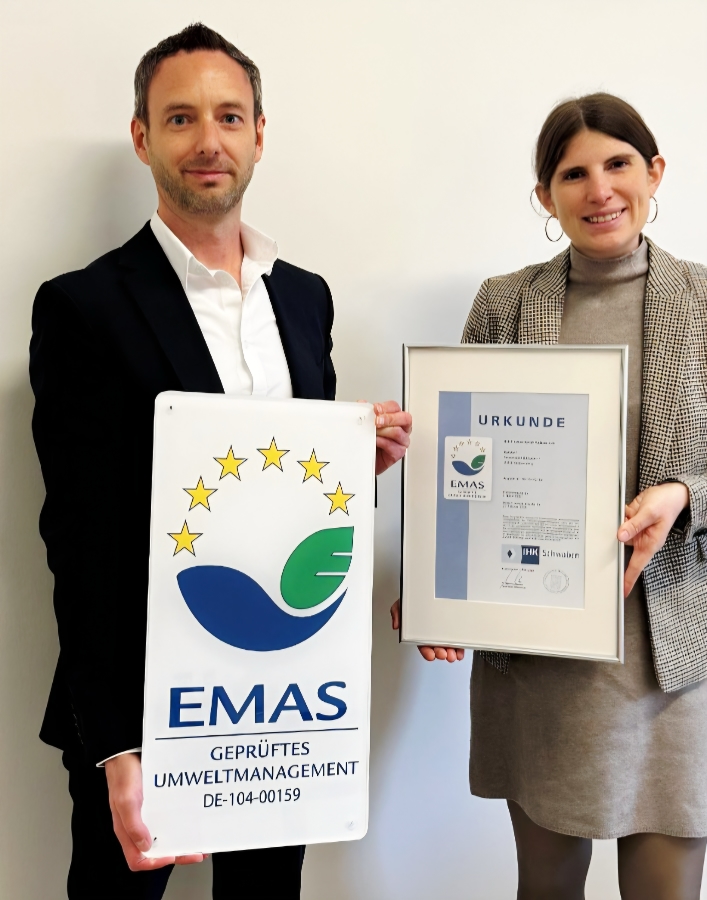 IHK-Regionalgeschäftsführerin Annalena Richter überreicht Simon Lehner die EMAS-Urkund