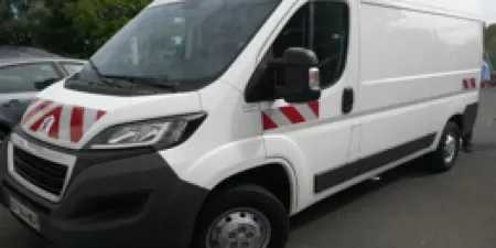 3M™ Kfz-Warnmarkierung 823i, Rot/Weiß, Winkel, 1220 mm x 45,7 m