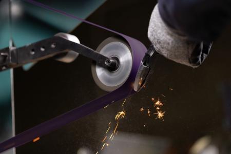 Preview: 3M™ Cubitron™ 3 Gewebeschleifband 1182F, 36+ YF, 820 mm × 3280 mm (32,3 in × 129,2 in), Film-Lok, Single-Flex, 51 St./Karton, Großpackung