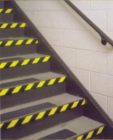 3M™ Gefahrenmarkierungsband 5702, Schwarz/Gelb, 50 mm x 33 m, 0.14 mm