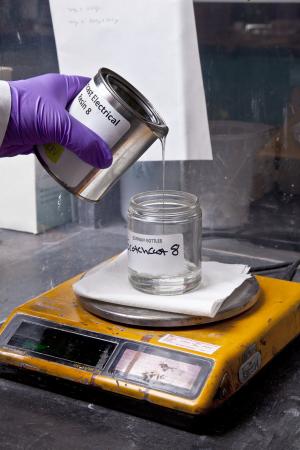 Preview: 3M™ Scotchcast™ 8 Epoxid-Flüssigharz, Gelblich Transparent, Teil B, 18.14 kg