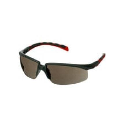 3M™ Solus™ Serie 2000, S2002SGAF-RED, grau/rote Bügel, Scotchgard™ Anti-Fog-Beschichtung, graue Anti-Fog-Antikratz-Scheibe, 20 pro Packung