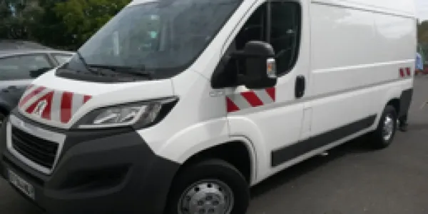 3M™ Kfz-Warnmarkierung 823i, Rot/Weiß, Winkel, 1220 mm x 45,7 m