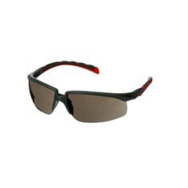3M™ Solus™ Serie 2000, S2002SGAF-RED, grau/rote Bügel, Scotchgard™ Anti-Fog-Beschichtung, graue Anti-Fog-Antikratz-Scheibe, 20 pro Packung