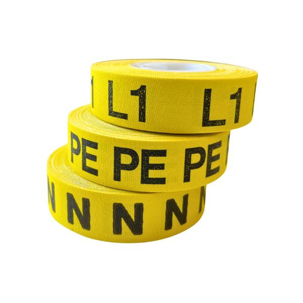 Drei gelbe Phasenkennzeichnungsbänder mit schwarzer Beschriftung L1, PE und N für Elektroinstallationen, zur eindeutigen Markierung von Leitern und Phasen.